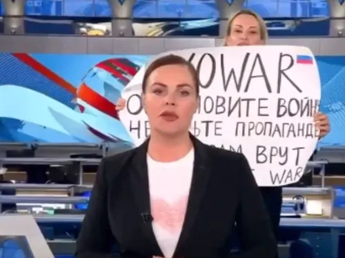 Une employée de la TV russe dénonce la guerre en plein journal (VIDEO)